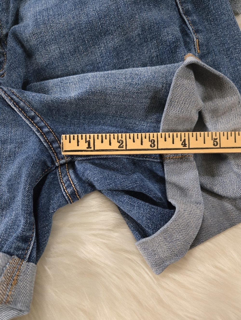Old Navy Mid-Rise Jean Shorts - Picture 4 of 6